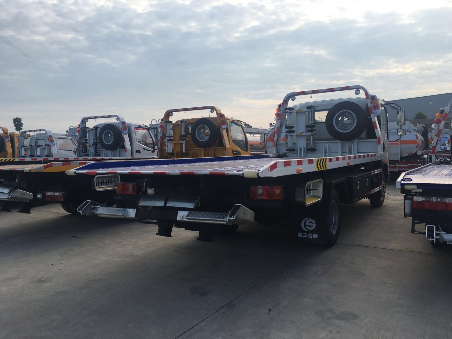 شاحنة استرداد اللودر الذاتي لنقل الماكينات لسوق الفلبين