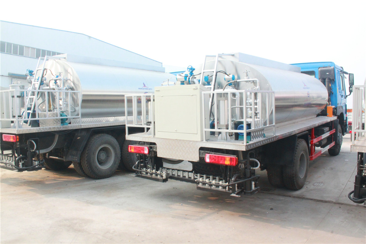 SINOTRUK HOWO شاحنة توزيع الأسفلت ذات التحميل الثقيل